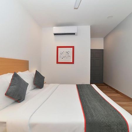 Vaccinated Staff- Oyo Townhouse 384 Nk Hotels Dispur エクステリア 写真