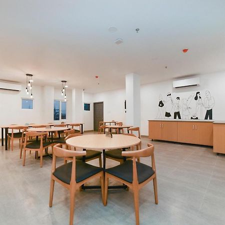 Vaccinated Staff- Oyo Townhouse 384 Nk Hotels Dispur エクステリア 写真