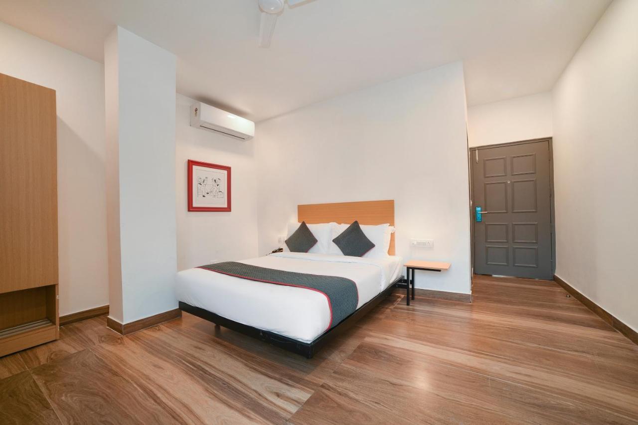 Vaccinated Staff- Oyo Townhouse 384 Nk Hotels Dispur エクステリア 写真