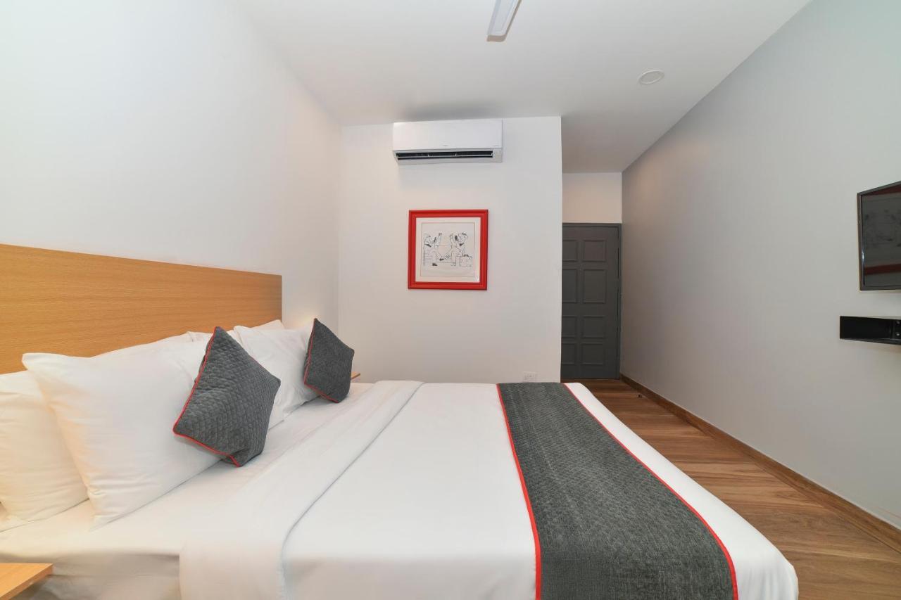 Vaccinated Staff- Oyo Townhouse 384 Nk Hotels Dispur エクステリア 写真