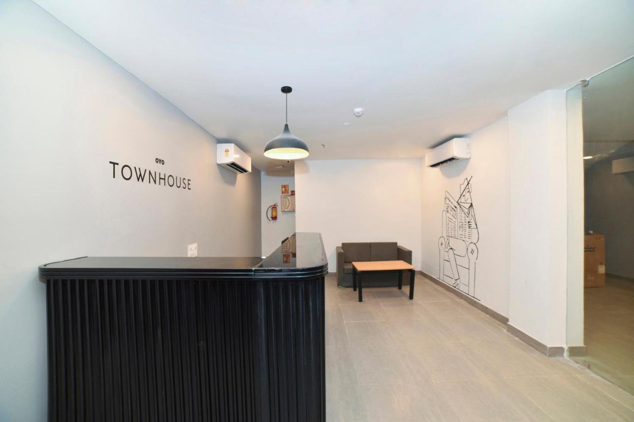 Vaccinated Staff- Oyo Townhouse 384 Nk Hotels Dispur エクステリア 写真