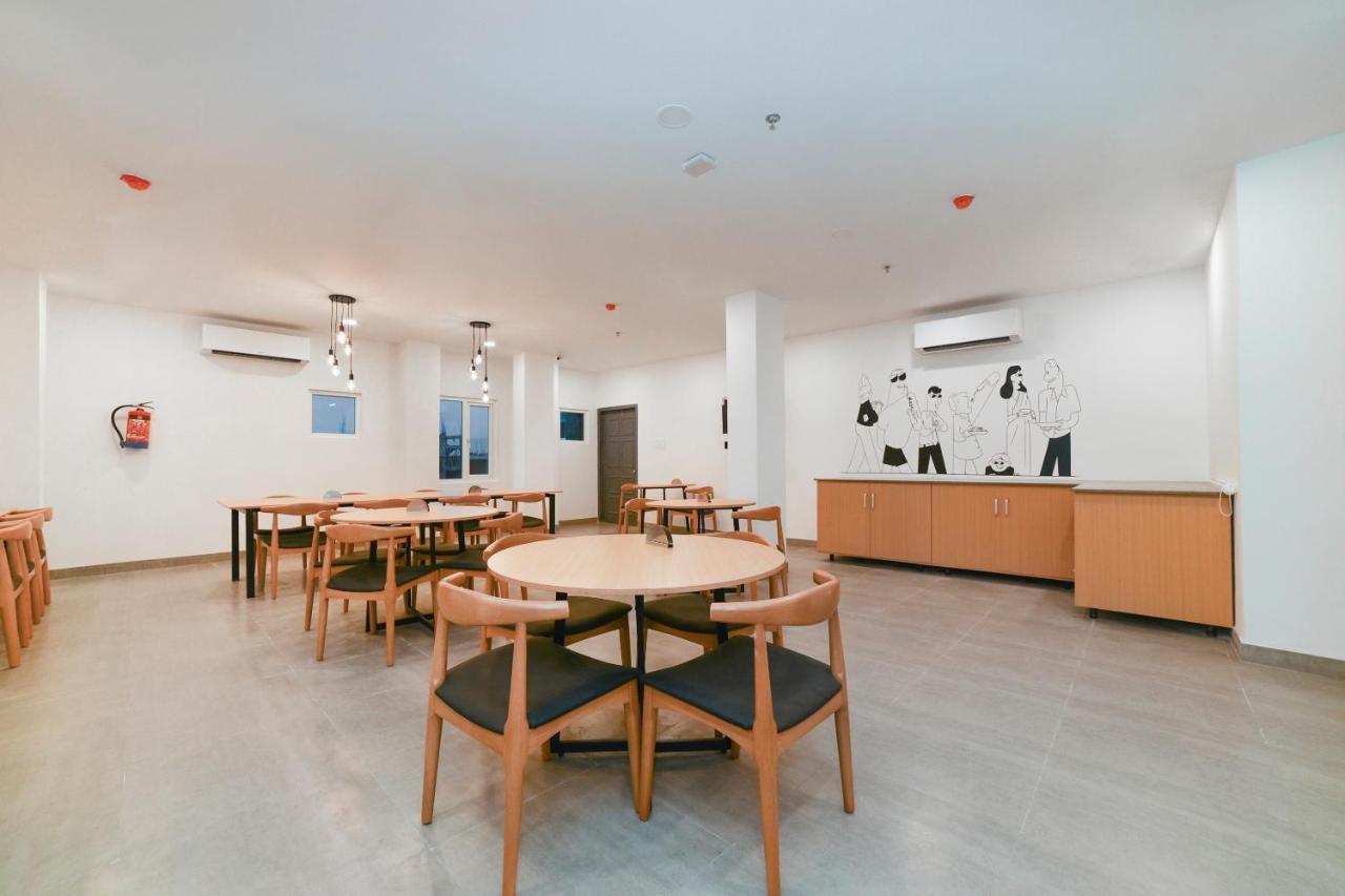 Vaccinated Staff- Oyo Townhouse 384 Nk Hotels Dispur エクステリア 写真