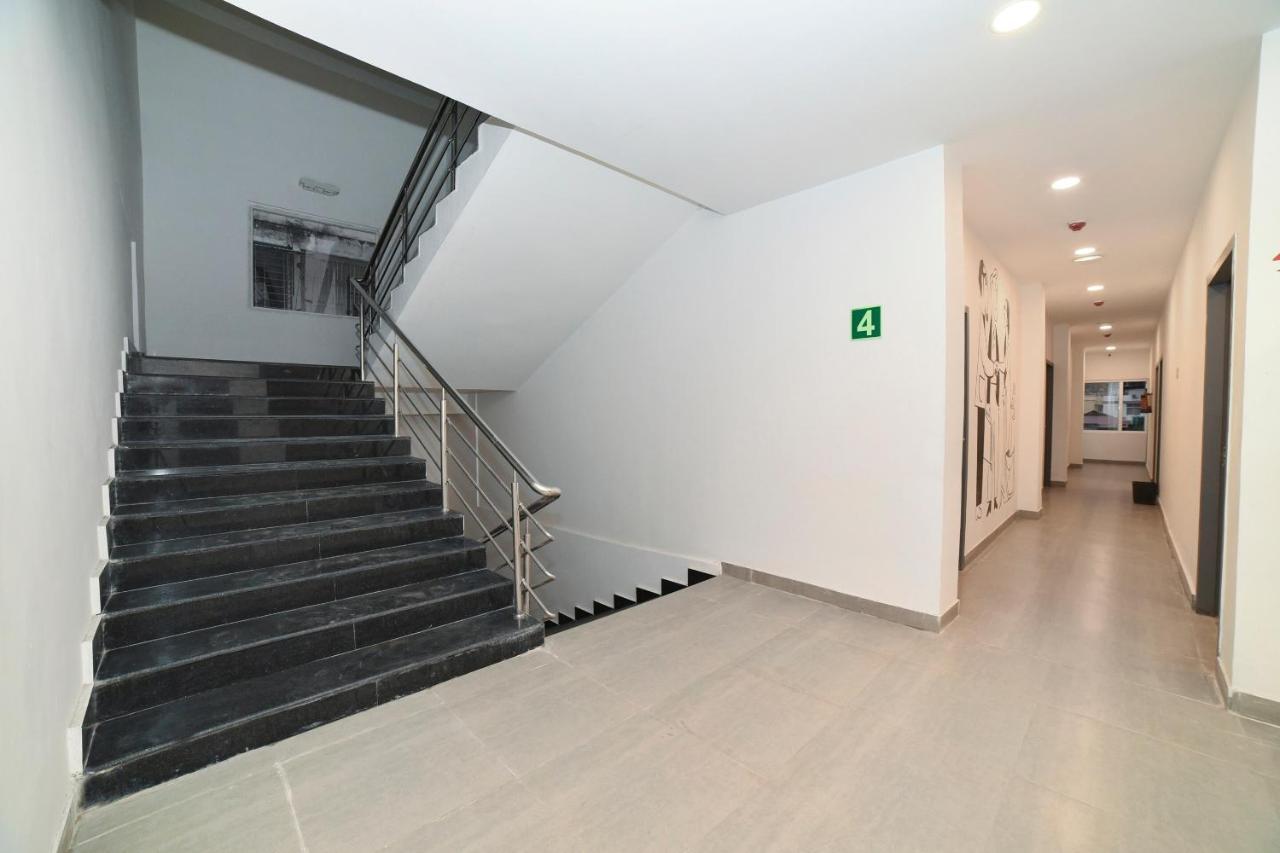 Vaccinated Staff- Oyo Townhouse 384 Nk Hotels Dispur エクステリア 写真